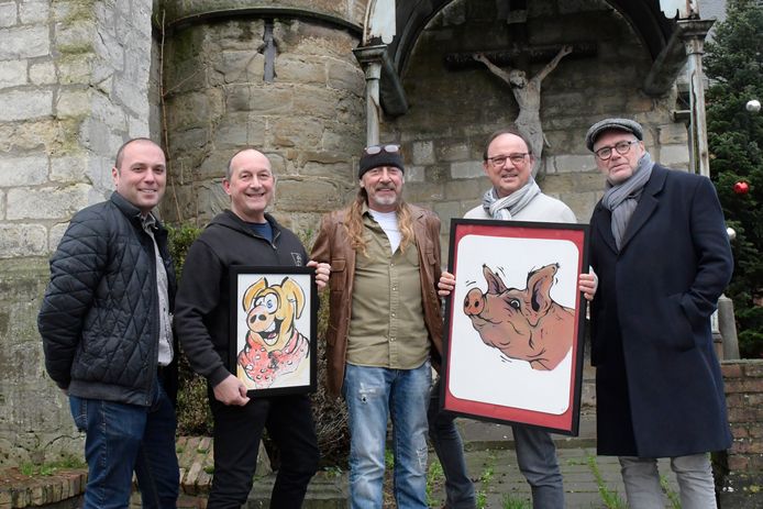 Schepenen Marnick Vaeyens en Jan De Nul met Kris Van der Perre, voorzitter van de Heemkundig Kring Iddergem en volksfiguur Gerrit Borreman: klaar voor een feestj emet varkenskoppen.