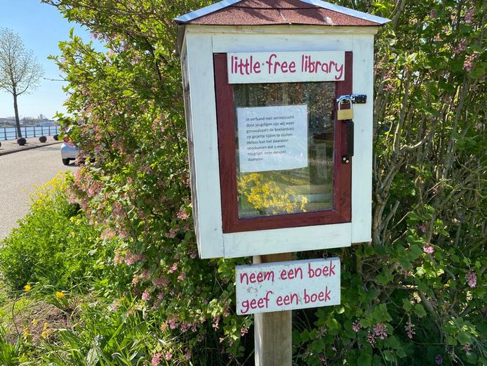 De ‘little free library’ aan de Kerkbuurt in Papendrecht blijft voorlopig gesloten.