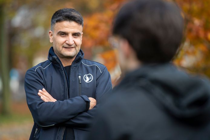 De Syriër Mustafa (links) en de Turkse Mehmet (rechts, niet herkenbaar in beeld) behoren tot de groep vluchtelingen die in Amersfoort tijdelijk noodopvang krijgt omdat de reguliere opvangcentra van het COA overvol zitten.