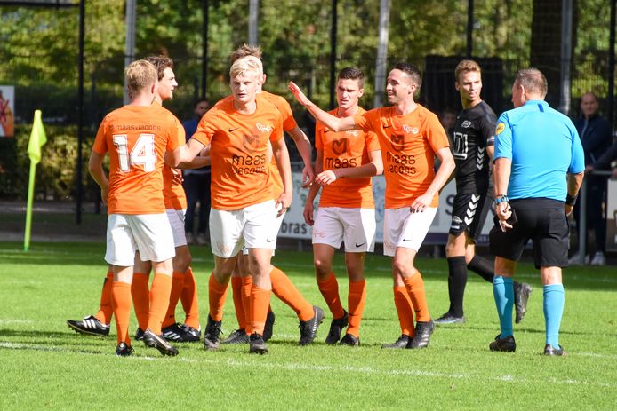 Vreugde na een van de treffers van Moerse Boys. Cas van den Broek is de tweede van rechts in het oranje.