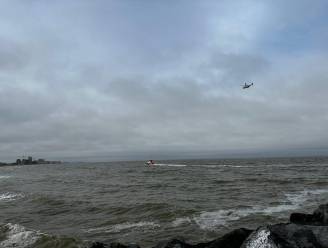 Reddingsactie op zee na aantreffen van hoopje kledij kent opvallende afloop