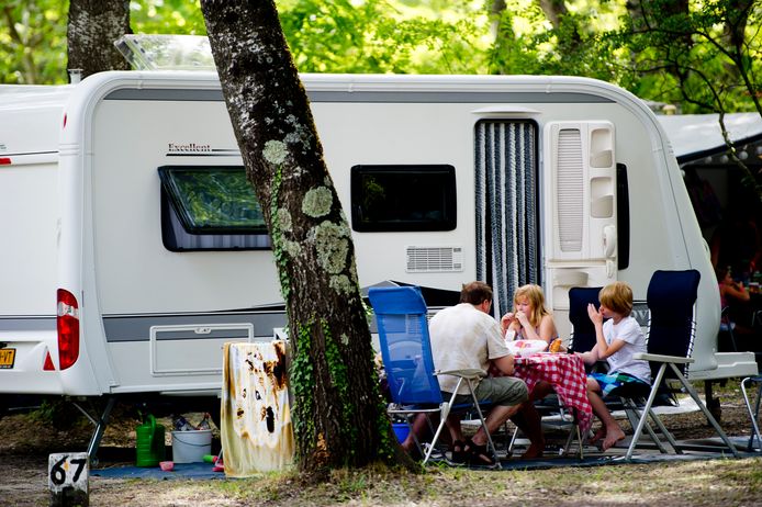 Beeld van vorig jaar: Nederlandse vakantiegangers naast hun caravan op een camping in de Ardèche.