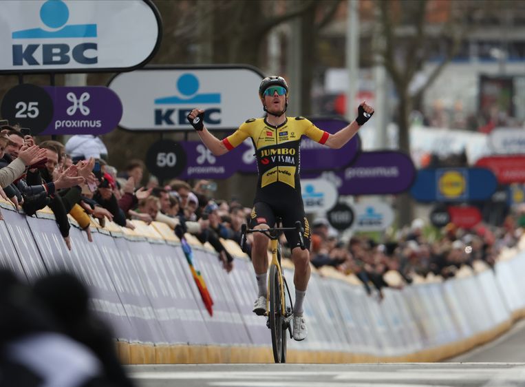 Dylan van Baarle wint de Omloop Het Nieuwsblad Beeld BELGA