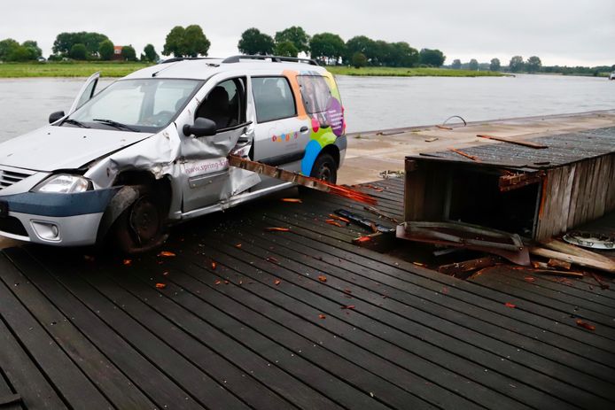 De auto zoals die is aangetroffen aan de Waaistraat in Cuijk. De balken zijn door de linkervoordeur naar binnen gekomen.