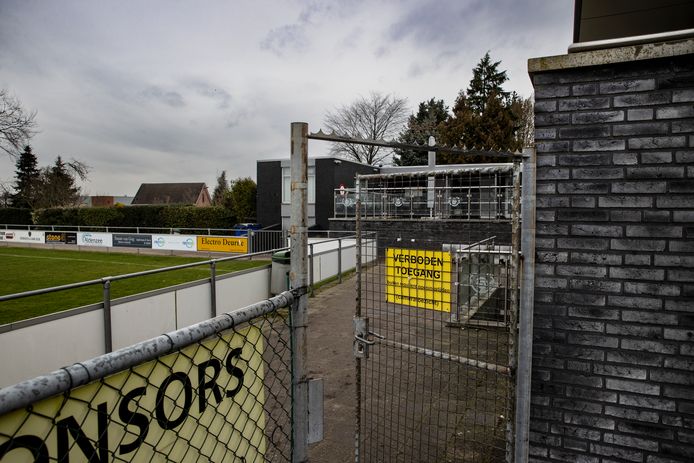Bij de Deurnese voetbalclub ZSV probeerden drie mensen tot twee keer toe het clubgebouw binnen te komen.