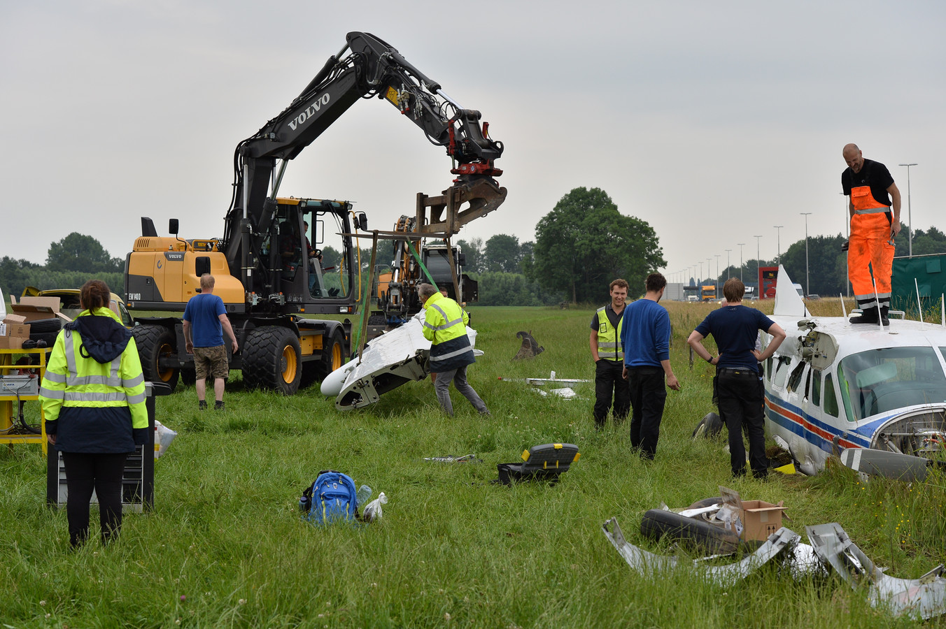 De demontage van het vliegtuig dat een noodlanding maakte naast de A50 bij Apeldoorn.