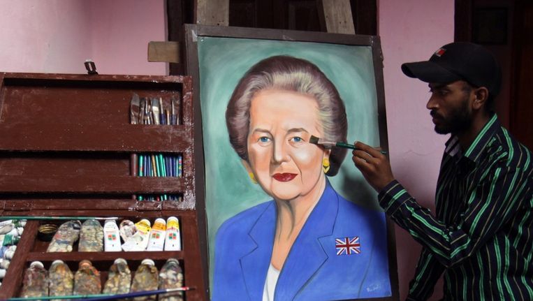 Een kunstenaar uit India maakt een schilderij van Margaret Thatcher als eerbetoon. Beeld epa