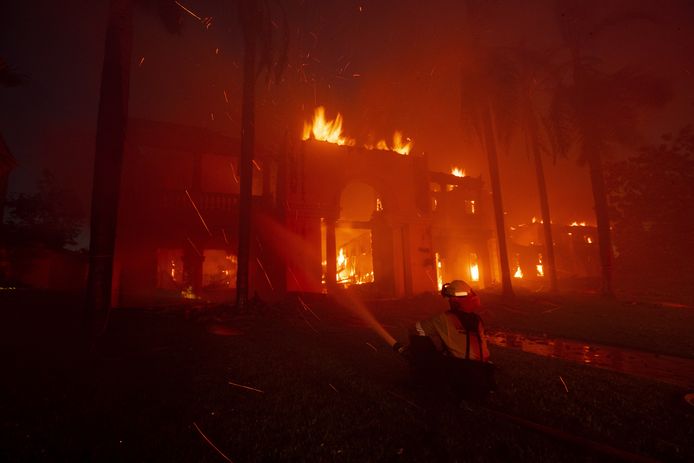 Een brandweerman probeert een brand te blussen in Laguna Niguel, Californië.