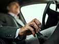 Waarom je jouw hand beter niet op de versnellingspook legt tijdens het rijden
