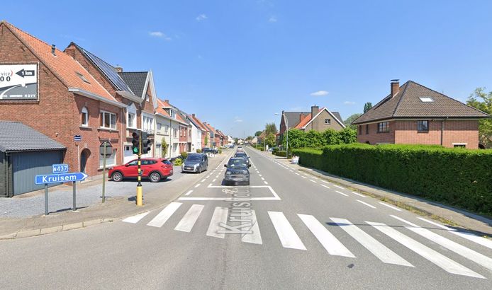 De Kruishoutemseweg, vanaf de ring rond Waregem (R35) bekeken
