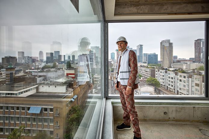 Architect Rudolph Eilander in een appartement-in-wording van de Cooltoren aan de Baan. Een bijzondere constructie maakt het mogelijk dat de hoeken volledig van glas zijn.