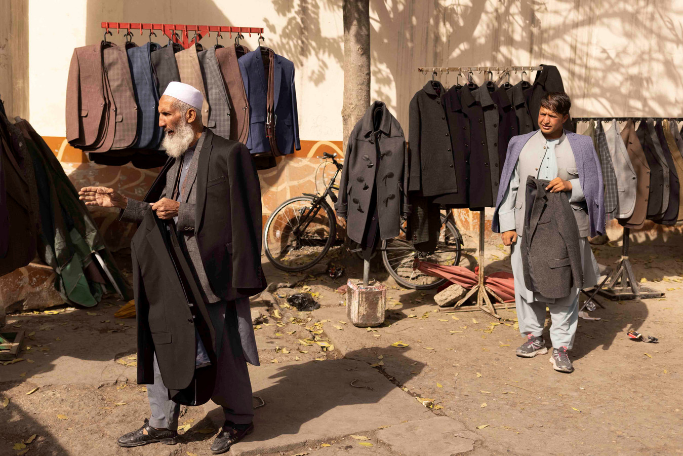 Verkopers van jassen op straat in Afghanistan.
