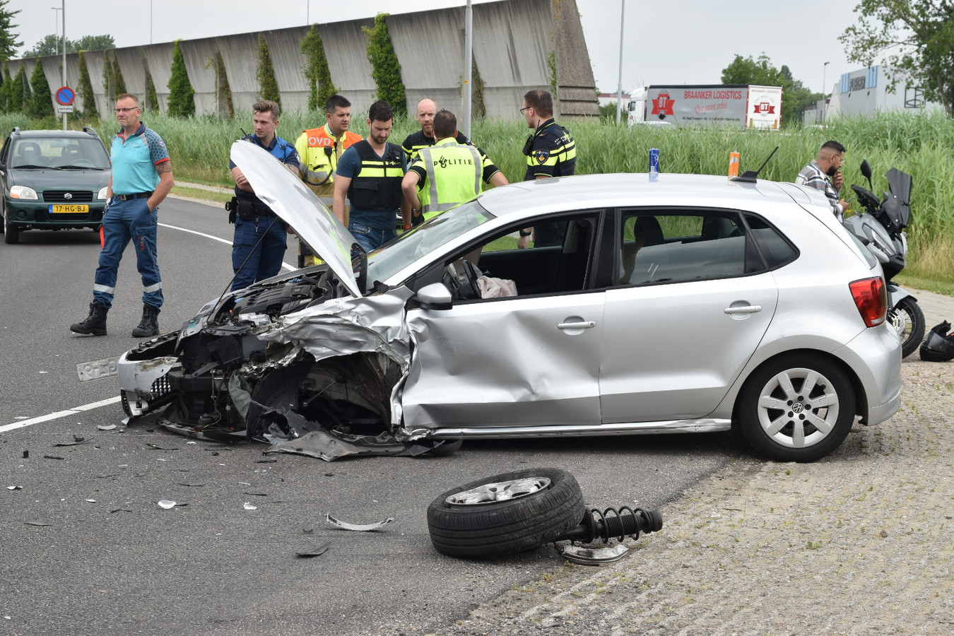 Gewonde bij frontale botsing in flauwe bocht in Zaltbommel Foto