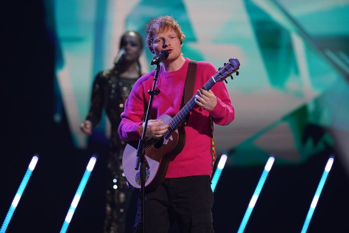Ed Sheeran treedt op tijdens de 2021 MTV Europe Music Awards (EMAs).