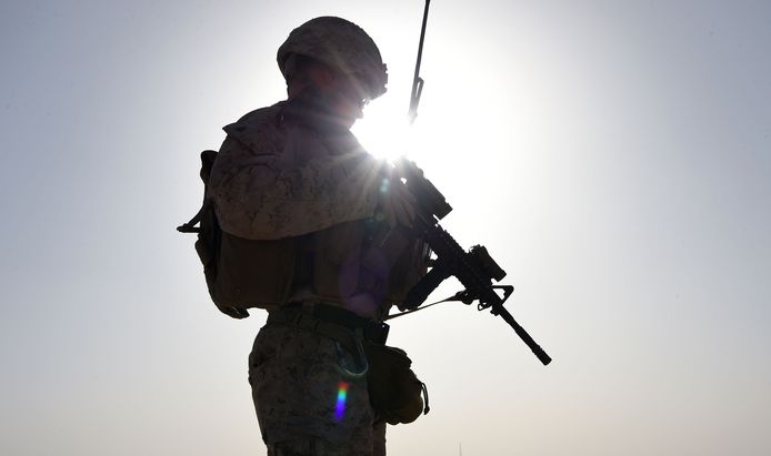 Een Amerikaanse soldaat houdt de wacht bij het kamp Shorab in de provincie Helmand.
