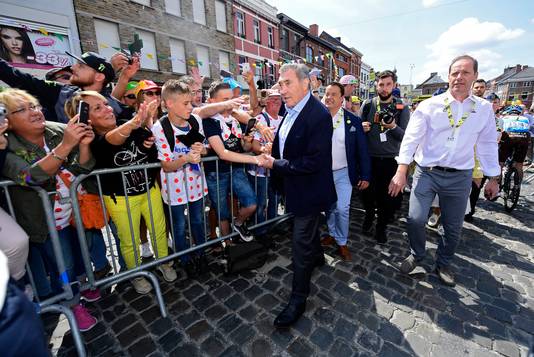Eddy Merckx begroet de aanwezige fans in Binche.