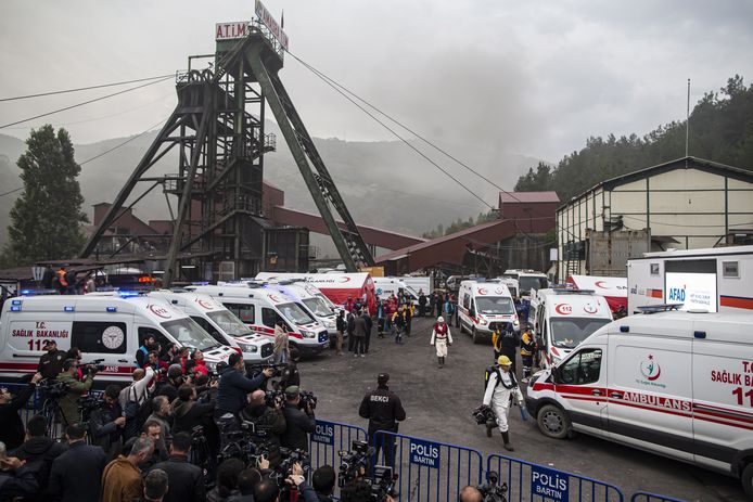 Ziekenwagens staan te wachten bij de uitgang van de steenkoolmijn.