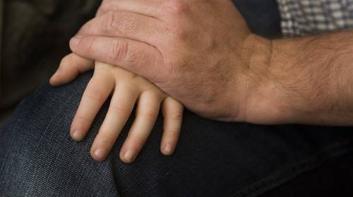 Babysitter laat meisje (7) naakt met vibrator spelen en verkoopt haar ondergoed aan pedofiel
