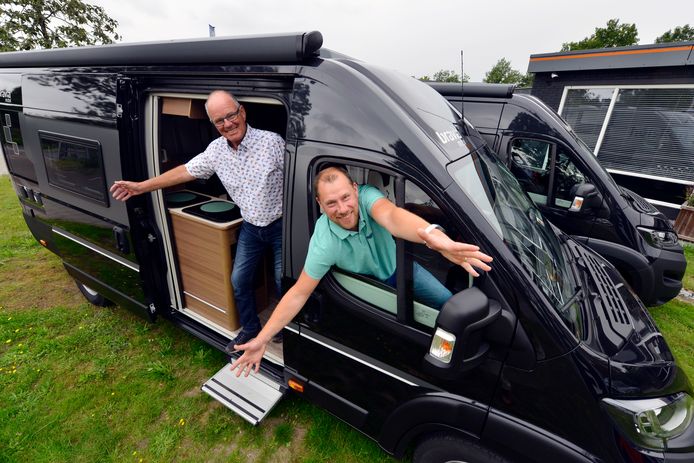 Gerard Bossink (links) en Robin Huisken zijn een buscamper verhuur begonnen: „Die glimlach bij terugkomst, daar doen we het voor.”