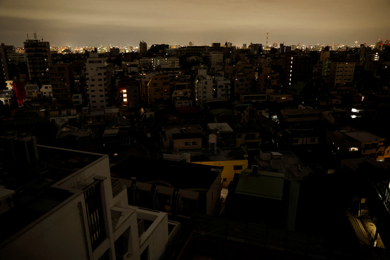 Plus de 700.000 foyers sont privés d'électricité à Tokyo.