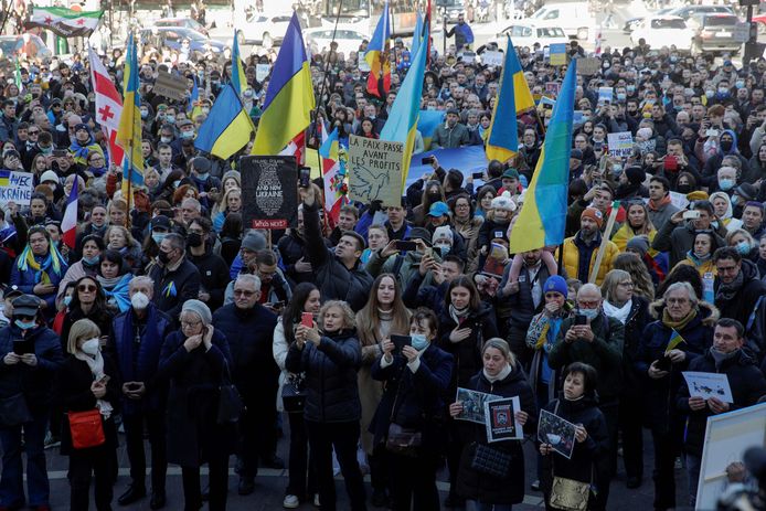 Ook Frankrijk liet zich vandaag horen. In Parijs gingen veel mensen met protestborden en Oekraïense vlaggen de straat op.