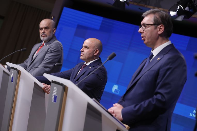 De Albanese premier Edi Rama, de premier van Noord-Macedonië Dimitar Kovačevski en de Servische president Aleksandar Vučić op een persconferentie tijdens de EU-top in Brussel op 23 juni 2022. Beeld ANP / EPA
