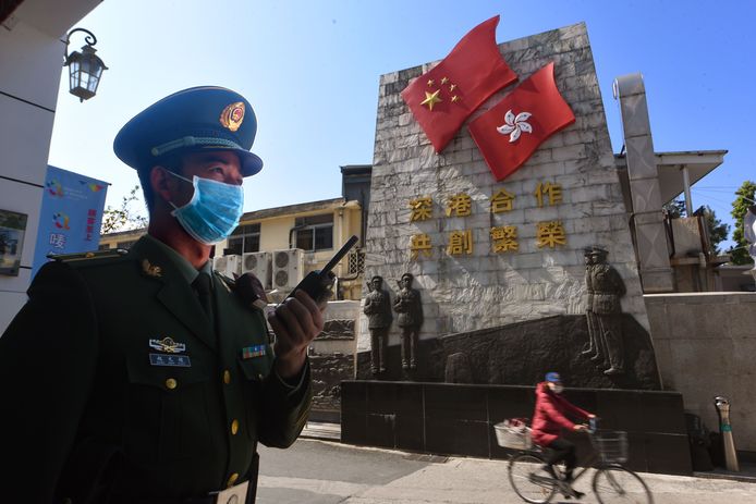 Een agent draagt een gezichtsmakser in China tijdens festiviteiten voor het Chinese nieuwjaar.