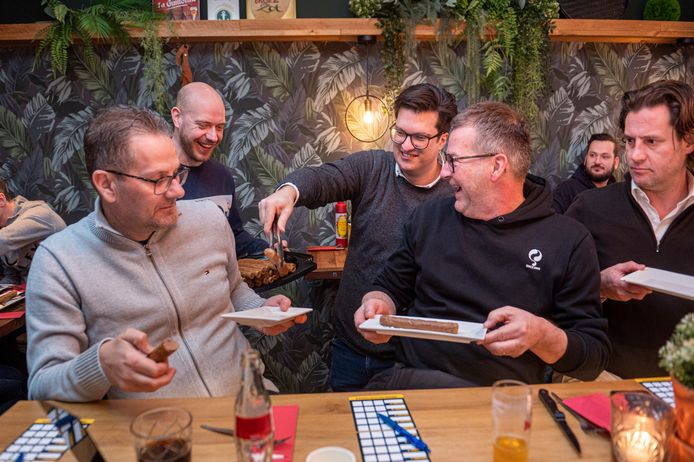 Tom Croes, organisator van De Grote Bourgondische Frikandellen Test, serveert ronde drie aan de jury.