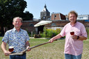Johnny Loohuis (links) en Bart Riteco zijn al jarenlang betrokken bij de oprichting van stadsbrouwerij De Bombazijn, waarvan veel Oldenzalers zich afvragen of die er ooit zal komen.