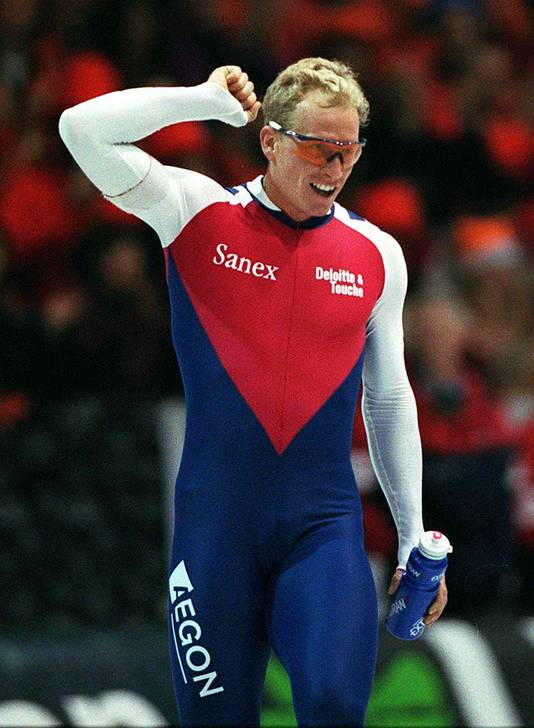 Rintje Ritsma juicht in Heerenveen na zijn zege op de 500 meter tijdens het EK allround in 1999. De ‘Beer van Lemmer‘ zou dat toernooi vervolgens op zijn naam schrijven. In totaal werd hij zes keer Europees kampioen.