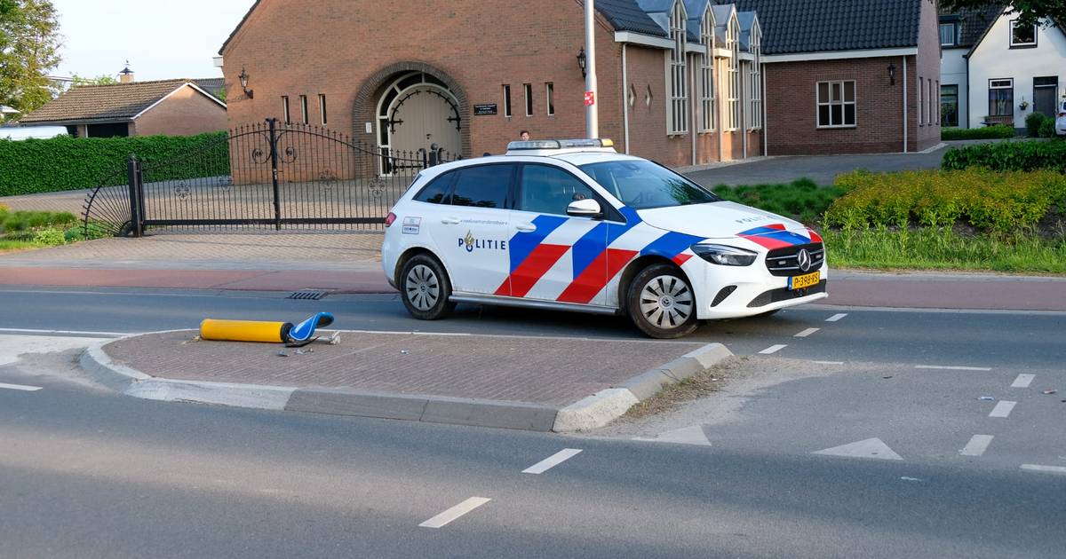Motorrijder gewond geraakt na botsing op verkeersbord in Waardenburg.