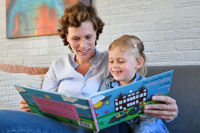 Janne de Jong leest dochter Zonne voor uit 'Het staartje van mama Nijlie is ziek'. Het prentenboek wordt gratis verspreid over alle mammapoli's in Nederland.