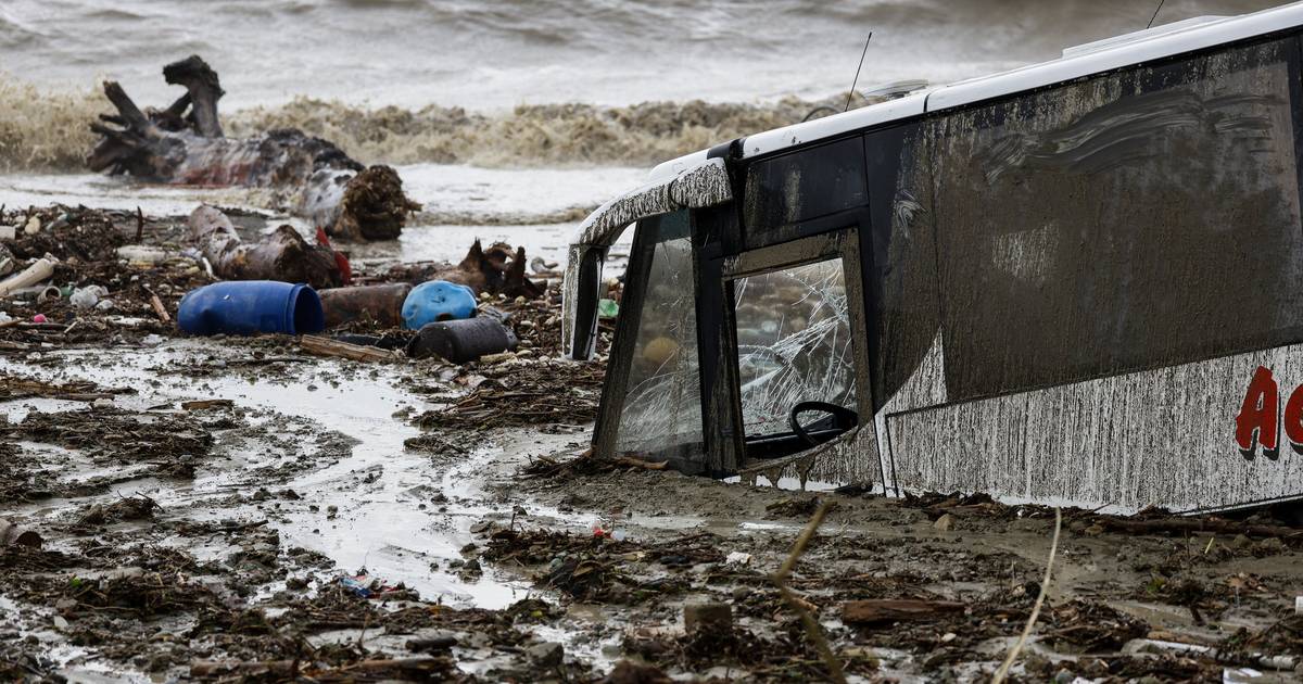Южная Италия пострадала от новых штормов после драмы на острове Искья на прошлой неделе |  Новости