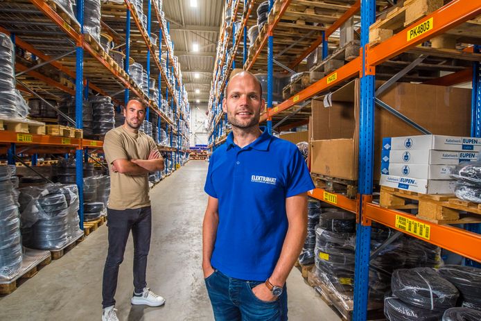 Elektramat wordt steeds verder uitgebreid. Het pand aan Het Poolman is net nieuw, maar nu al te klein. Er wordt daarom een nieuw magazijn bij gebouwd. Links mede-eigenaar Mike van Klaveren, rechts oprichter Ruud Pierik.