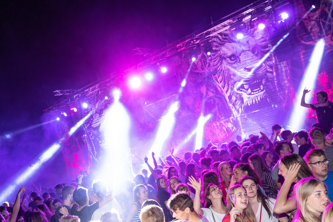 20-jarige Openlucht TD krijgt Kiss & Ride-zone en retrostage | Foto ...