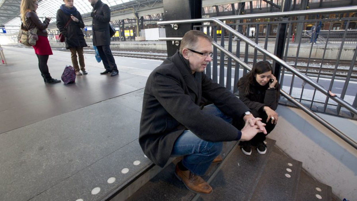 Wachtende reizigers op Amsterdam Centraal. Door een technische storing, die een aantal uren duurde, was het treinverkeer ontregeld. Beeld anp