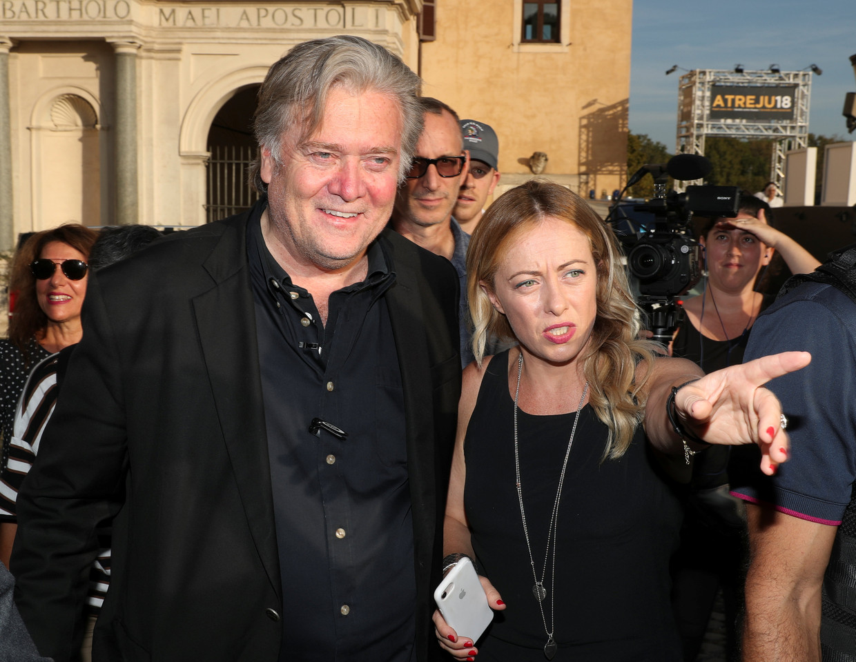 Steve Bannon naast Giorgia Meloni, de kopvrouw van Fratelli d’Italia, in september 2018. Beeld REUTERS