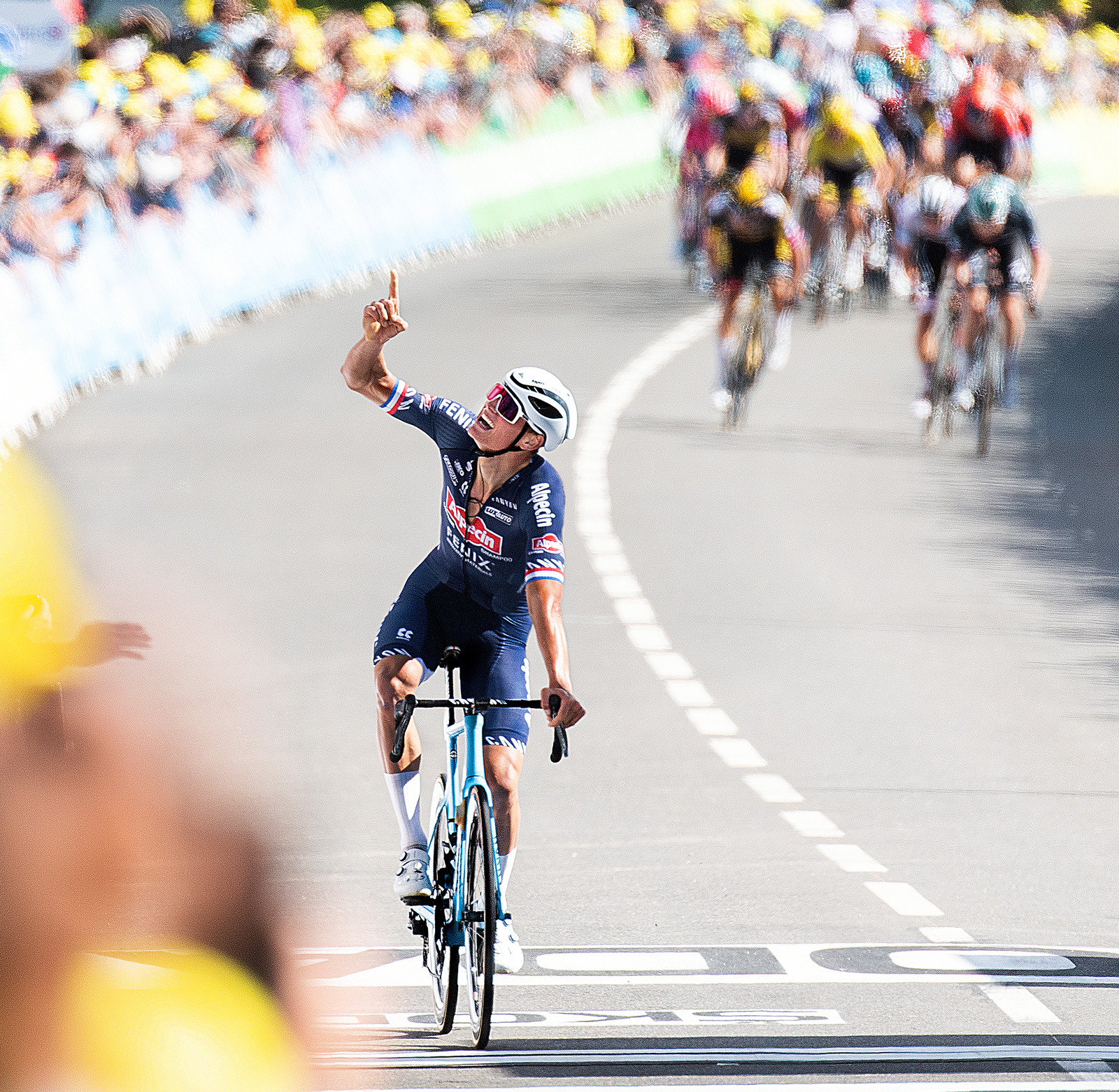 Mathieu van der Poel passeert de finishlijn en richt de blik naar boven.
 Beeld Klaas Jan van der Weij