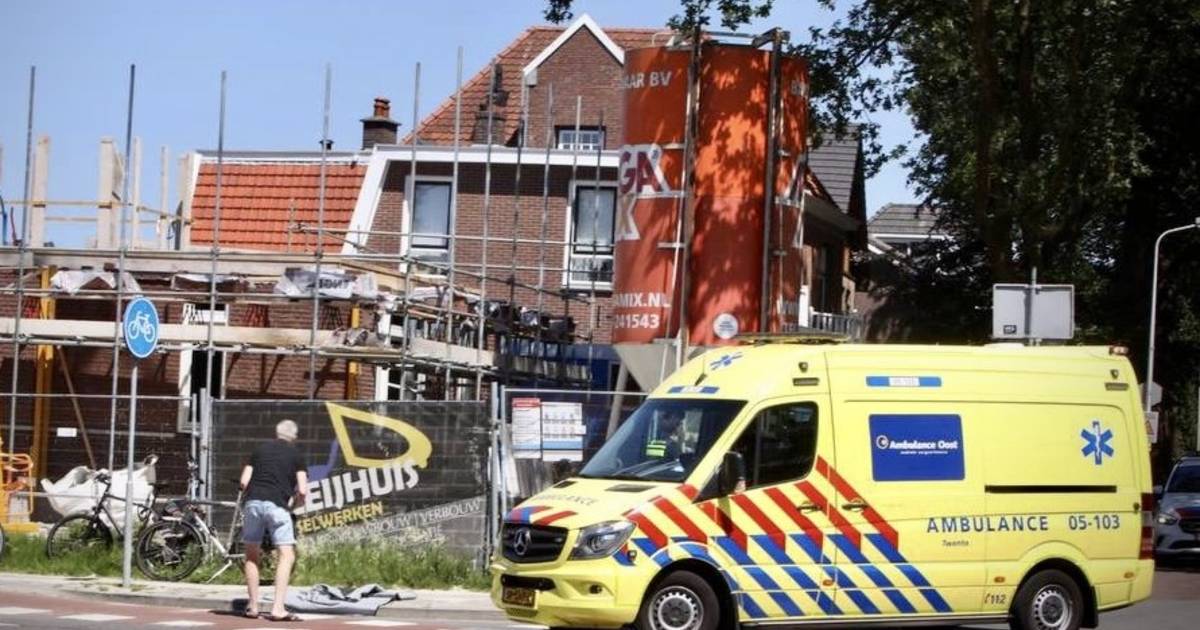 Fietser gewond naar ziekenhuis na aanrijding in Oldenzaal.