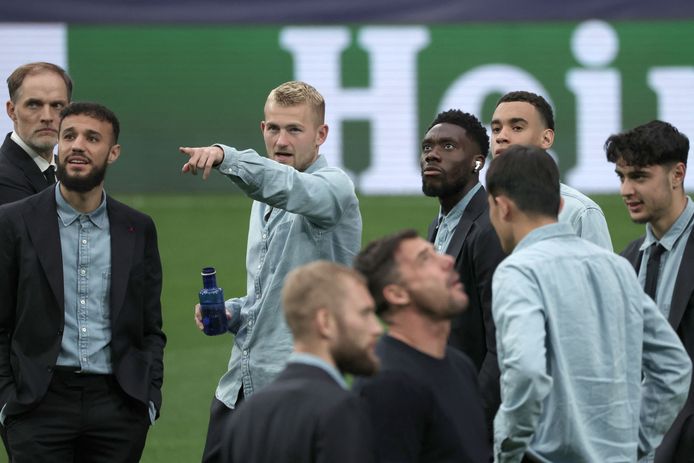 Bayern-trainer Thomas Tuchel (links) kijkt waar Matthijs de Ligt heen wijst. Tussen hen in Noussair Mazraoui.