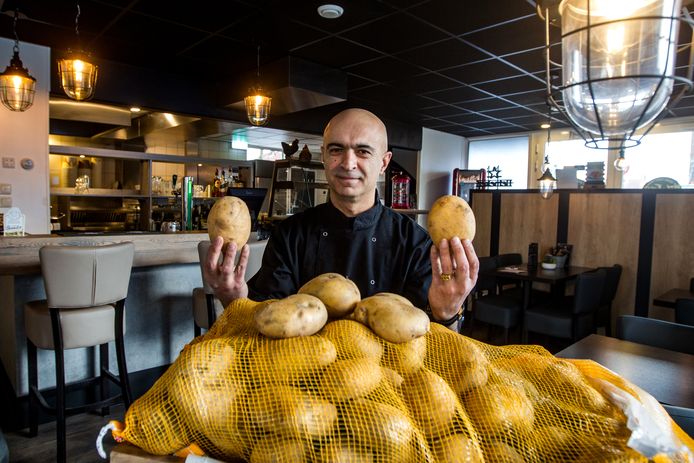 Sedat Tan voor de opening van zijn nieuwe zaak in verse friet en kip aan de Pieter de Hooghstraat in Deventer. Enkele weken na de opening is de zaak (tijdelijk) gesloten door de gemeente: er was nog geen vergunning.