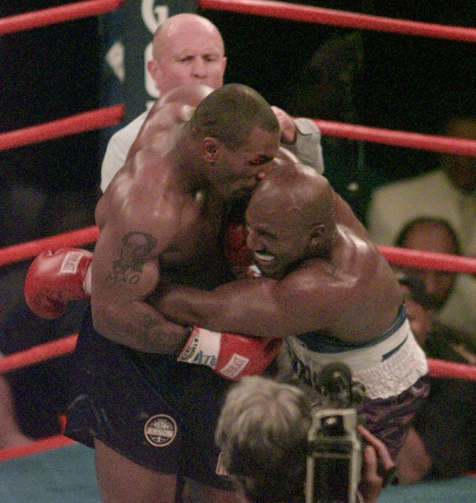Mike Tyson bijt in het oor van Evander Holyfield in de derde ronde van hun WBA Heavyweight match op 28 juni  1997.
