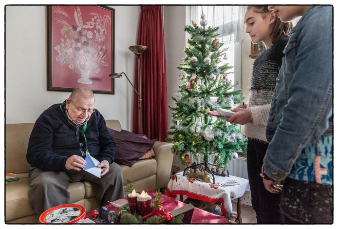 Jan Sellmeijer (84) krijgt een kaartje van Joke uit Zwijndrecht. 'Die ken ik niet.' Foto Marco Okhuizen
