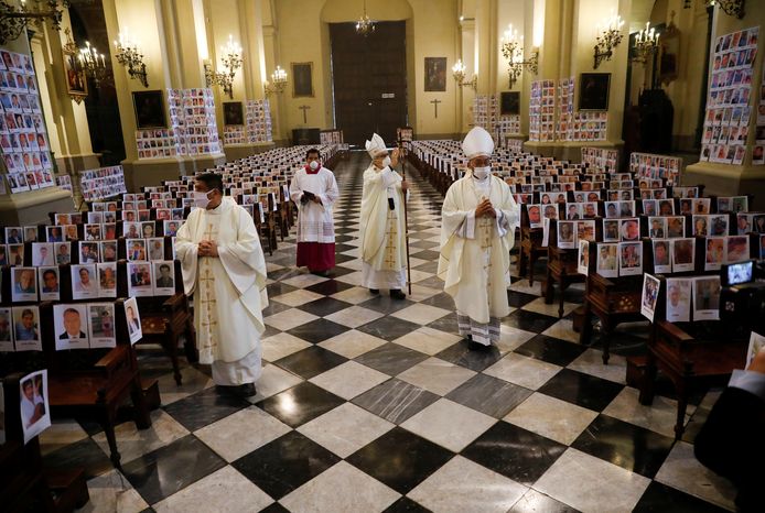 De kathedraal van Lima, Peru, werd gevuld met meer dan 5.000 foto's van overleden Covid-19-slachtoffers.
