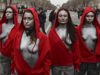 Vrouwen verkleed als ‘Marianne’ en met ontblote borsten staan oog in oog met ordediensten in Parijs