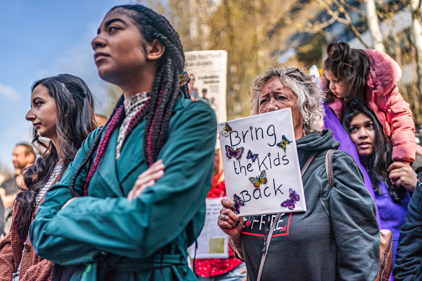 Een demonstratie in Rotterdam van ouders en kinderen die slachtoffer zijn van de toeslagenaffaire te steunen.