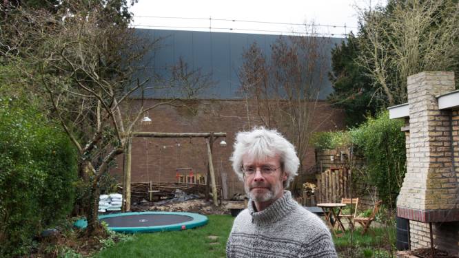 Erik-Jan kijkt plots tegen een grijze muur van 8 meter aan: ‘Wisten helemaal niet dat die loods zou komen’