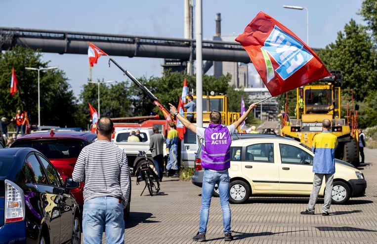 Werknemers van Tata Steel Nederland houden een toeterdemonstratie bij de fabrieken in IJmuiden. Ze zijn boos omdat de topman moest vertrekken. Beeld EPA, Koen van Weel