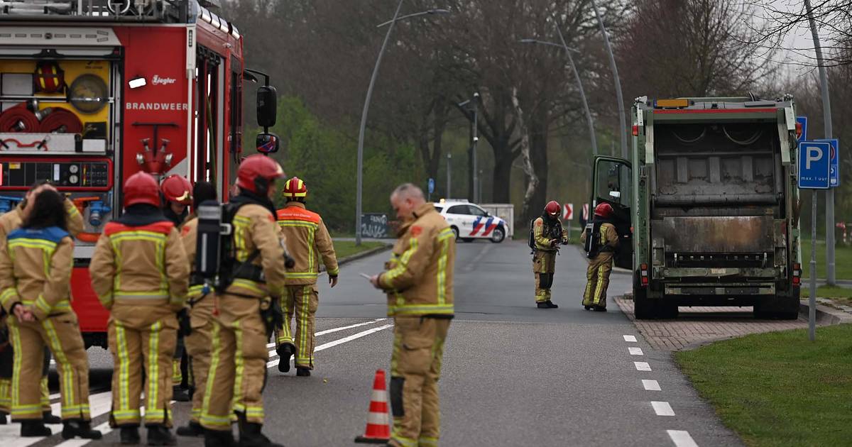 Vuilniswagen perst chemische dampen uit groot vat, afvalophalers onwel door ‘indringende lucht’