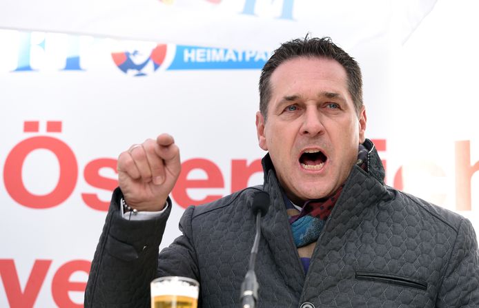 Heinz-Christian Strache van de rechts-populistische FPÖ stevent in Oostenrijk af op flinke winst bij de parlementsverkiezingen van komende zondag.